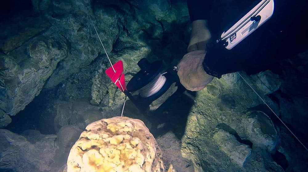 cave diving primary connection