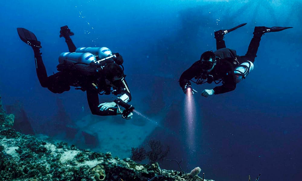 TDI Divers with doublle backmount and sidemount configuration